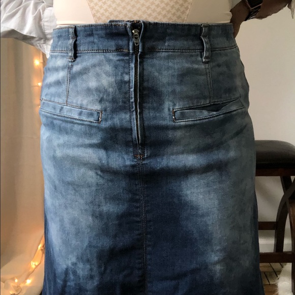 ❌SOLD❌ Pilcro Distressed Denim Midi Skirt size 10 - Picture 5 of 8